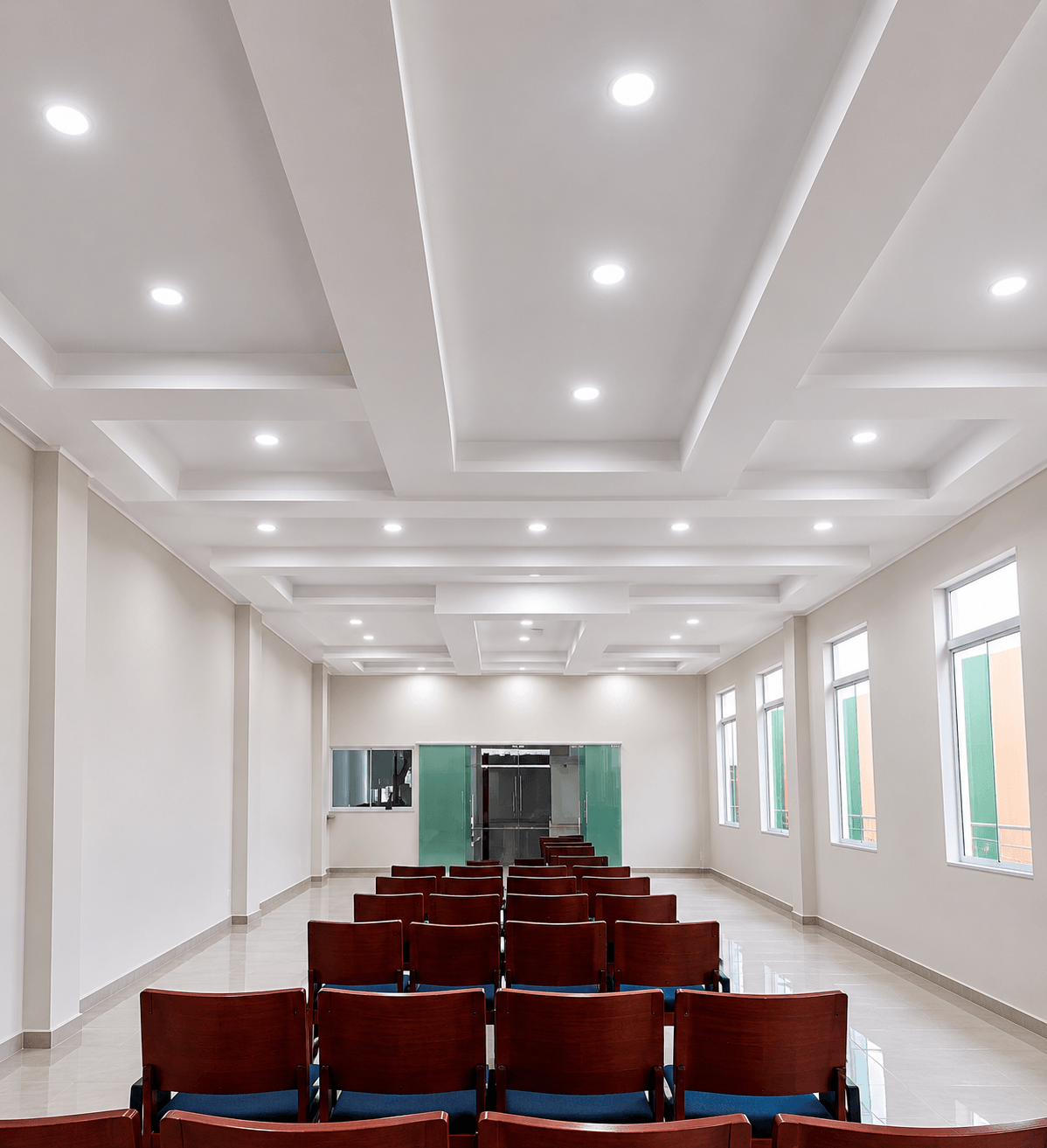 Depois de pintura em ambiente comercial com acabamento claro