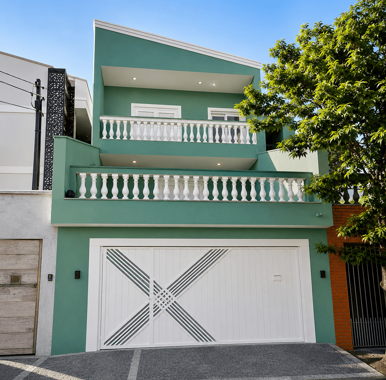 Depois de fachada residencial renovada com pintura externa
