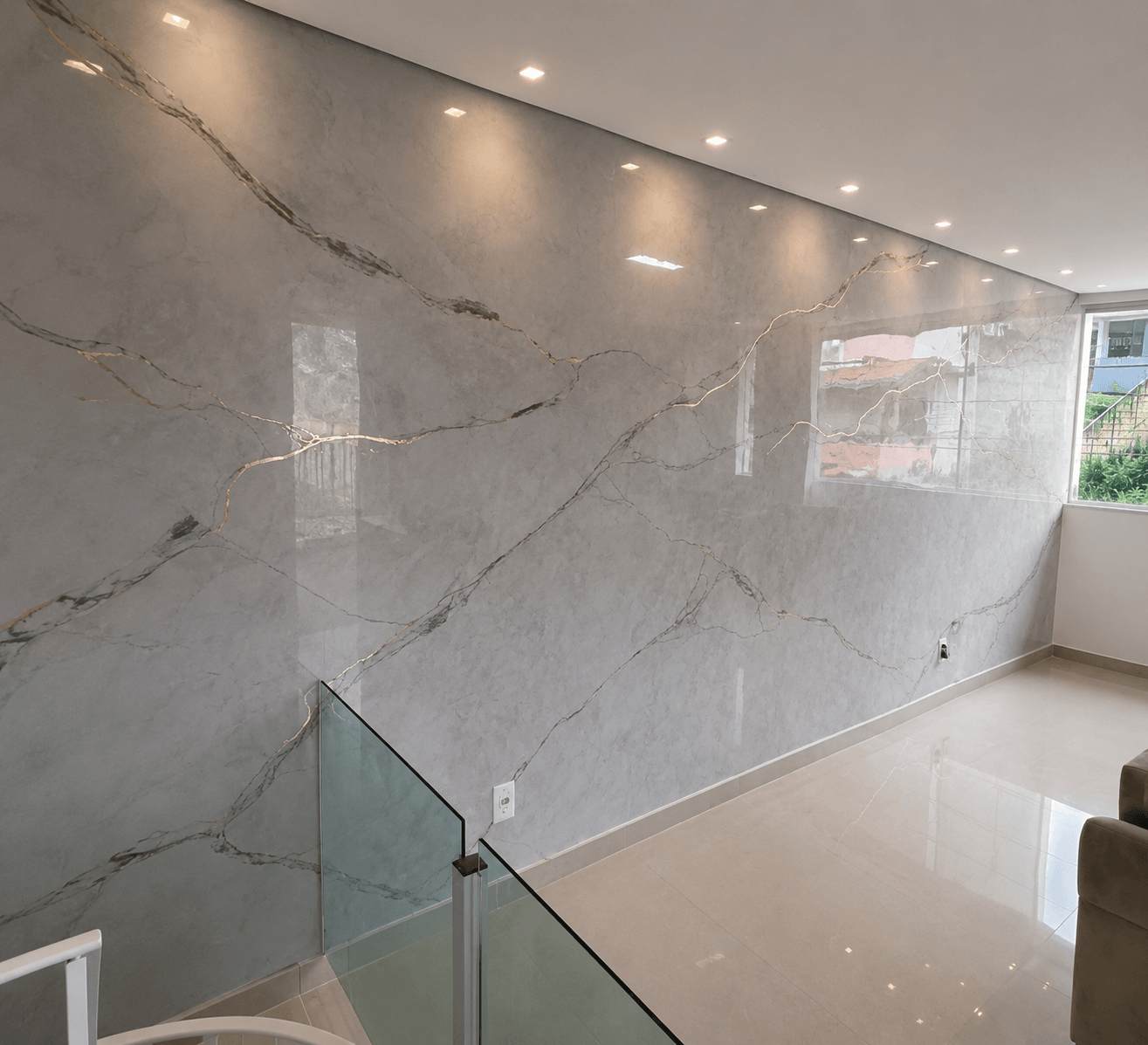 Ambiente com parede decorativa em efeito mármore claro