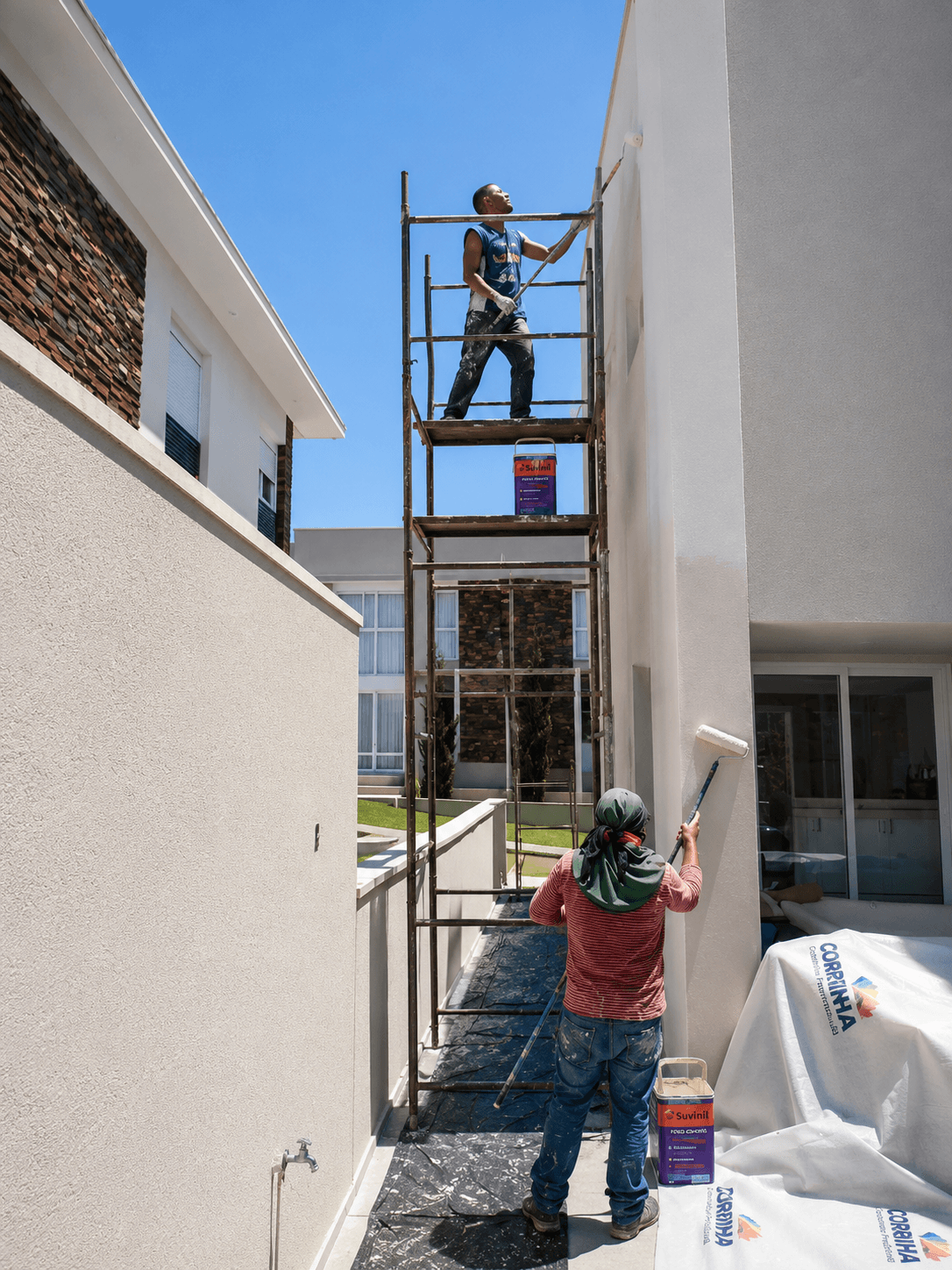Processo de pintura externa com proteção e estrutura de trabalho